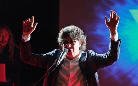 Don Marco Rapelli, il sacerdote che cerca il sacro nelle canzoni dei grandi cantautori