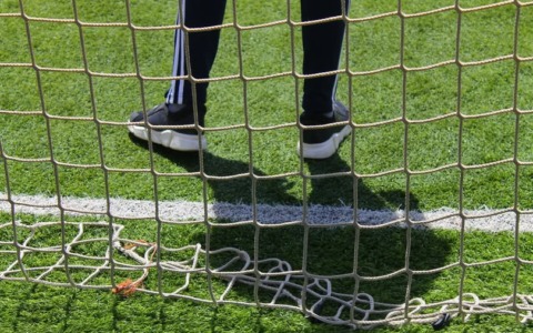 Garlate, rotta la porta del campetto appena rifatto: il Comune annuncia lo smantellamento