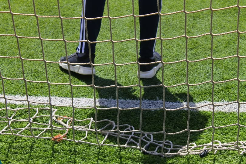 Garlate, rotta la porta del campetto appena rifatto: il Comune annuncia lo smantellamento