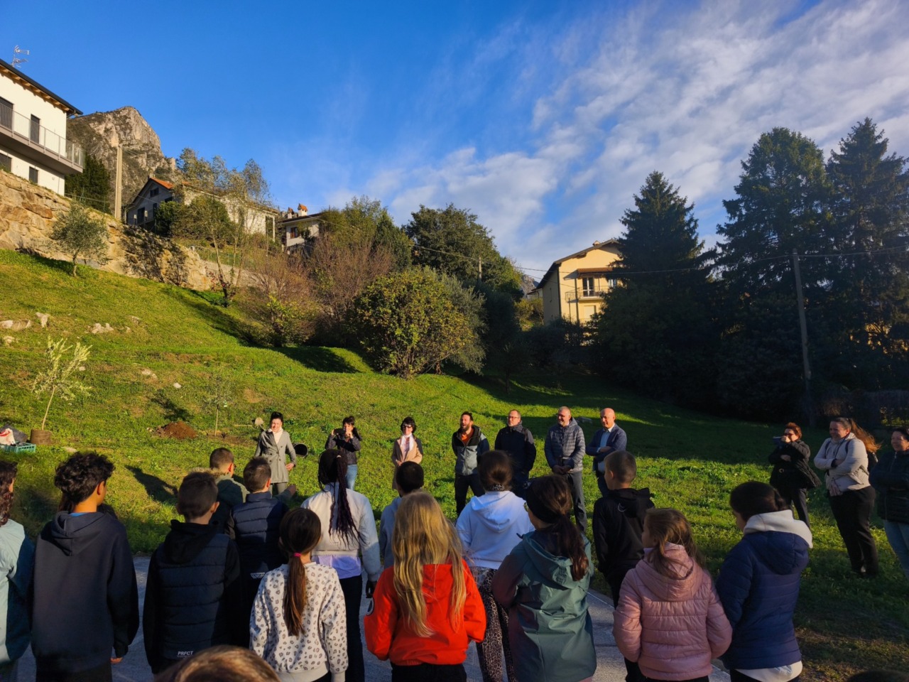 Piantati due ulivi nel giardino della scuola primaria grazie al progetto “Le Radici con le Ali”