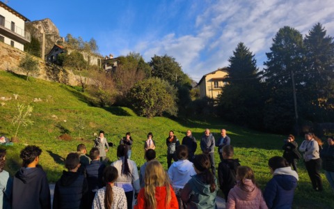 Piantati due ulivi nel giardino della scuola primaria grazie al progetto “Le Radici con le Ali”