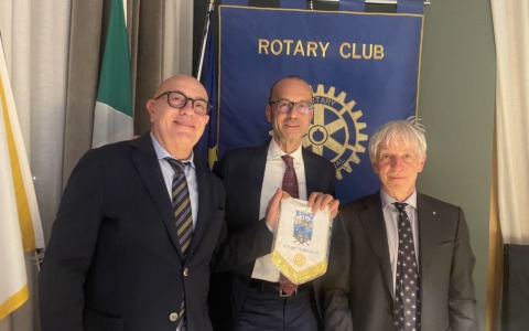 Il Rotary Club Lecco incontra Diego Minonzio: «Gli inascoltati siamo tutti noi»