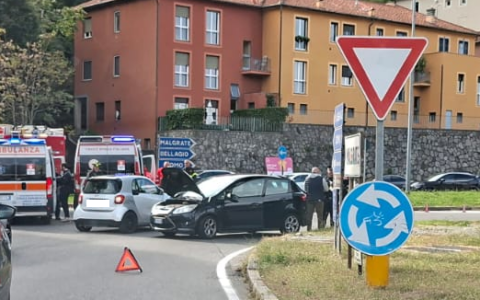 Malgrate, scontro tra auto alla rotonda del ponte Kennedy: sei persone coinvolte