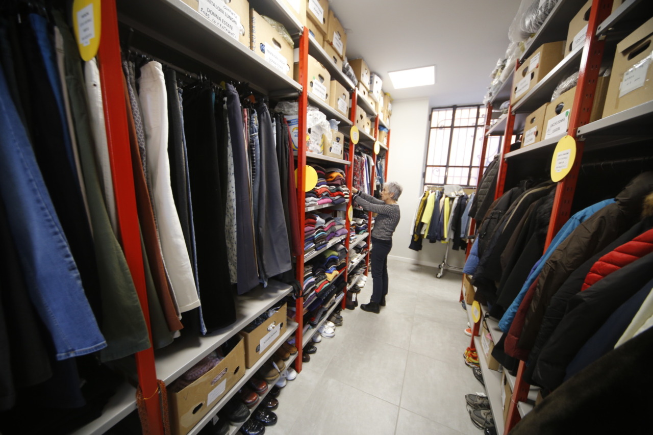 650 persone e 200 famiglie: il guardaroba che veste chi è in difficoltà