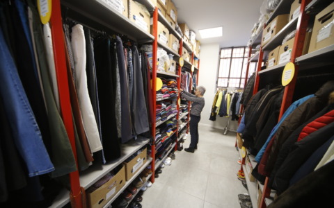 650 persone e 200 famiglie: il guardaroba che veste chi è in difficoltà