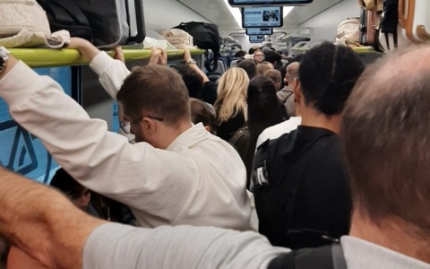 Treni strapieni tra Lecco e Milano, Fragomeli incalza la Regione: «Servono più posti»