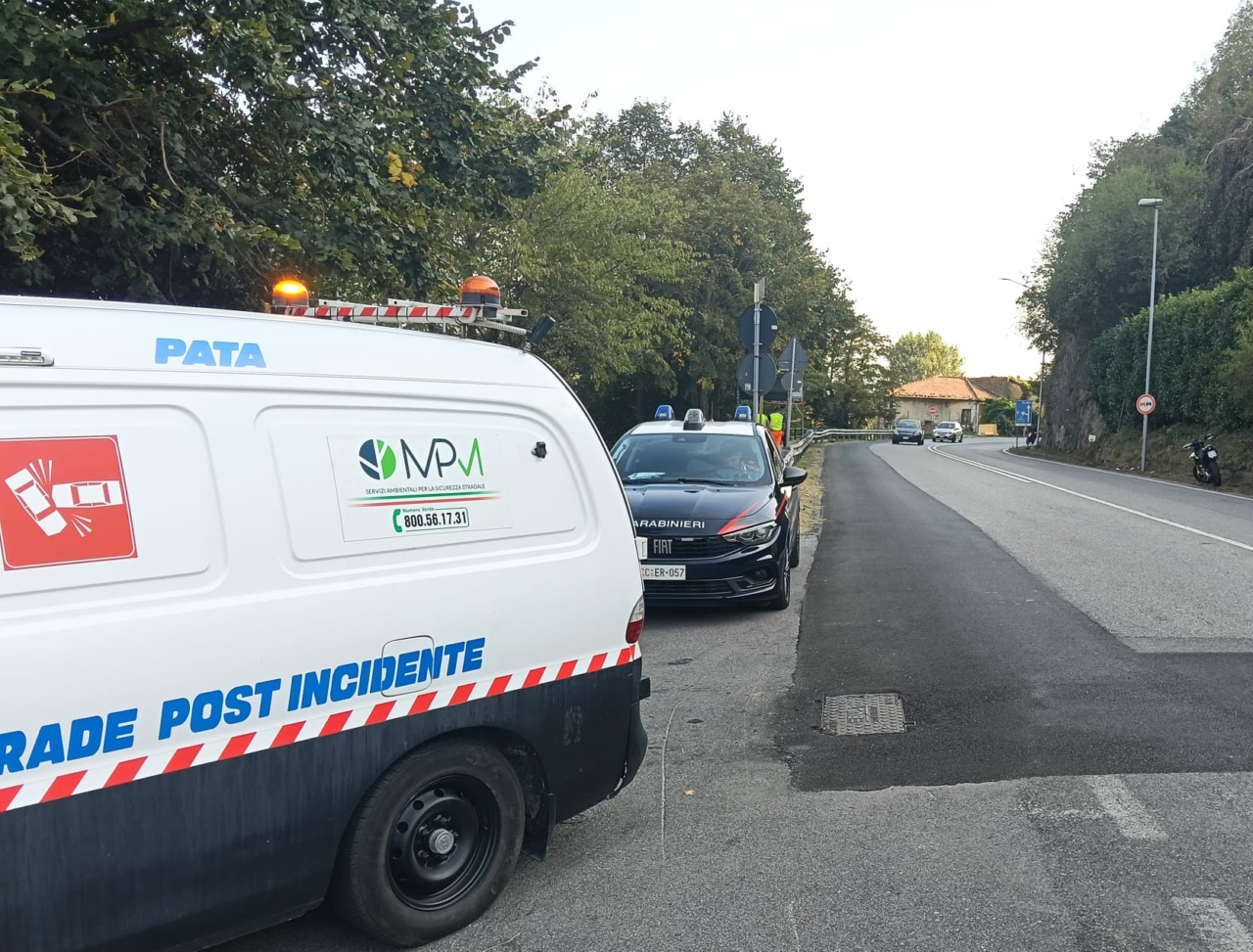 Incidente a Pescate: ragazzo di 22 anni in moto finisce contro il guard rail, trasportato d’urgenza in ospedale