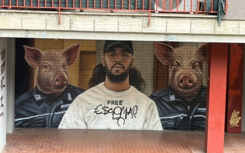 Escomar sul muro Aler, è bufera: «Un atto di vandalismo»