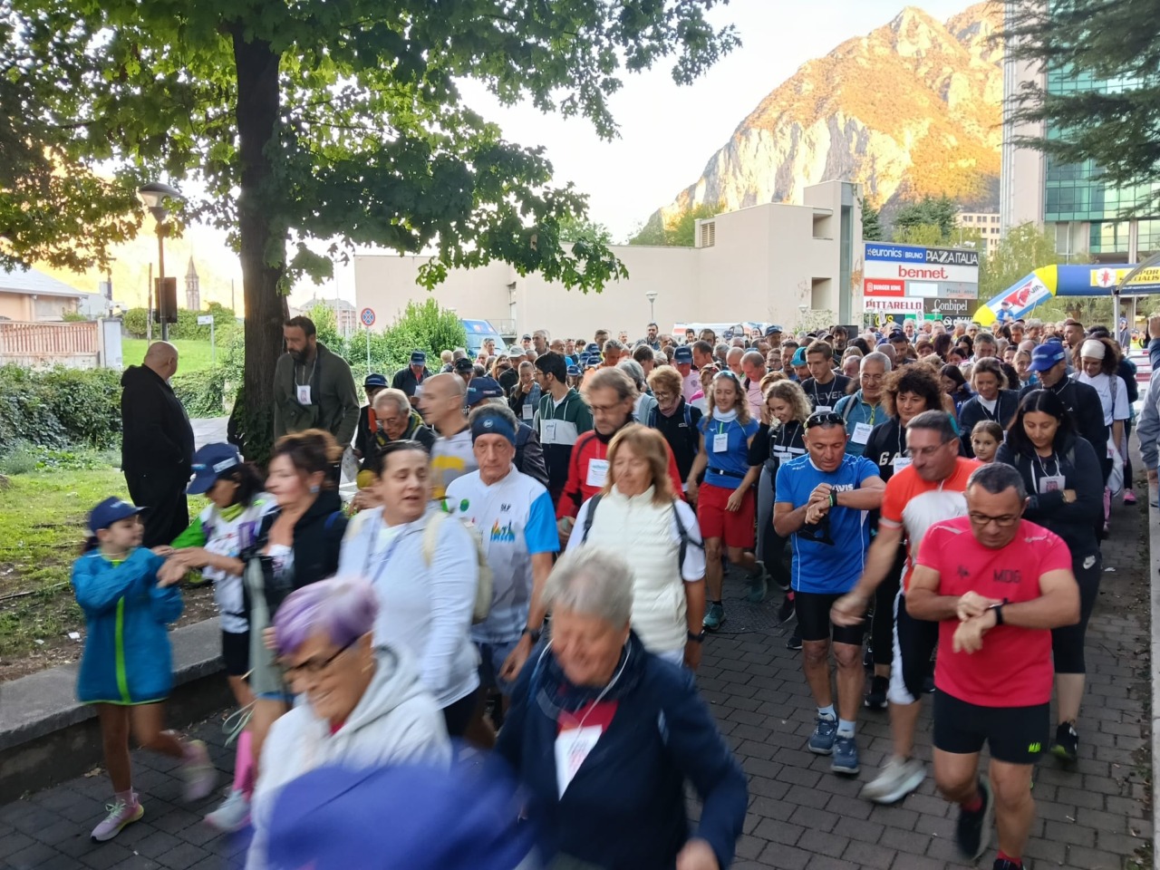 Camminata Manzoniana, Lecco si mette in marcia: in 3.700 per la grande festa della città
