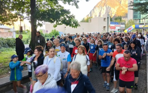 Camminata Manzoniana, Lecco si mette in marcia: in 3.700 per la grande festa della città