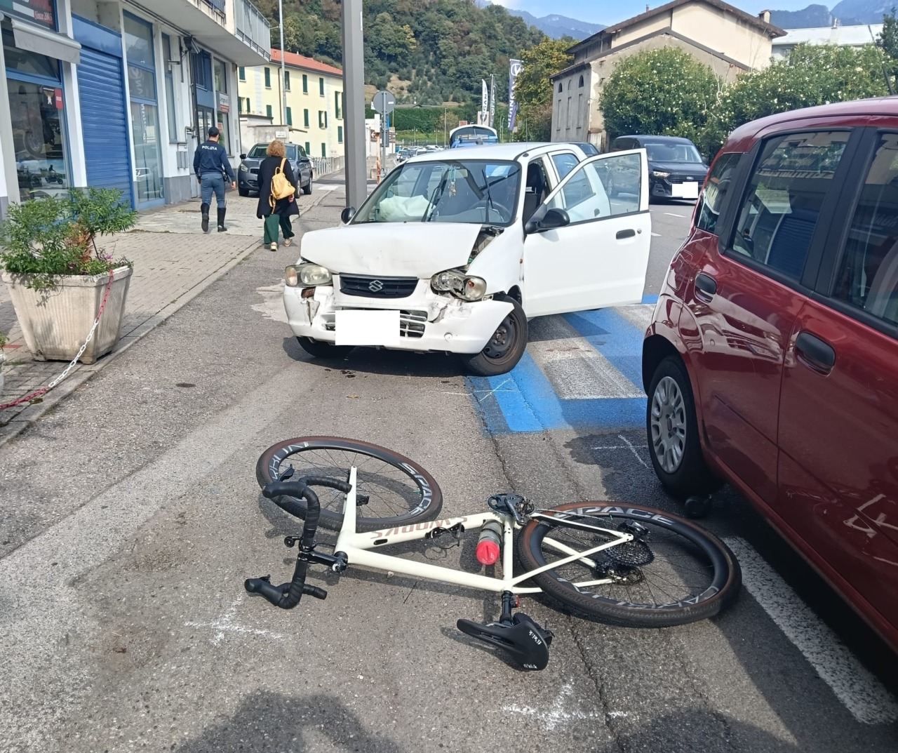 Pescate, ciclista investito dopo un tamponamento