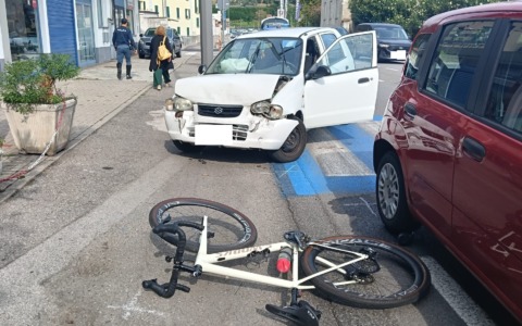 Pescate, ciclista investito dopo un tamponamento