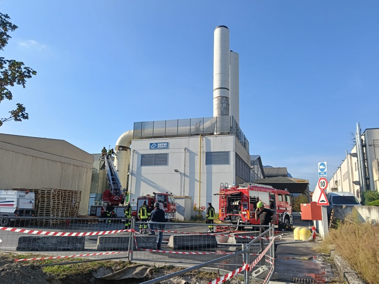 Calolziocorte incendio in azienda, a fuoco un tubo di scarico di una  turbina: due operatori in ospedale