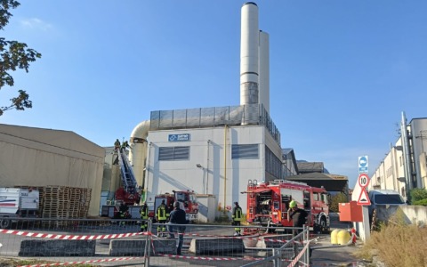 Calolziocorte incendio in azienda, a fuoco un tubo di scarico di una  turbina: due operatori in ospedale