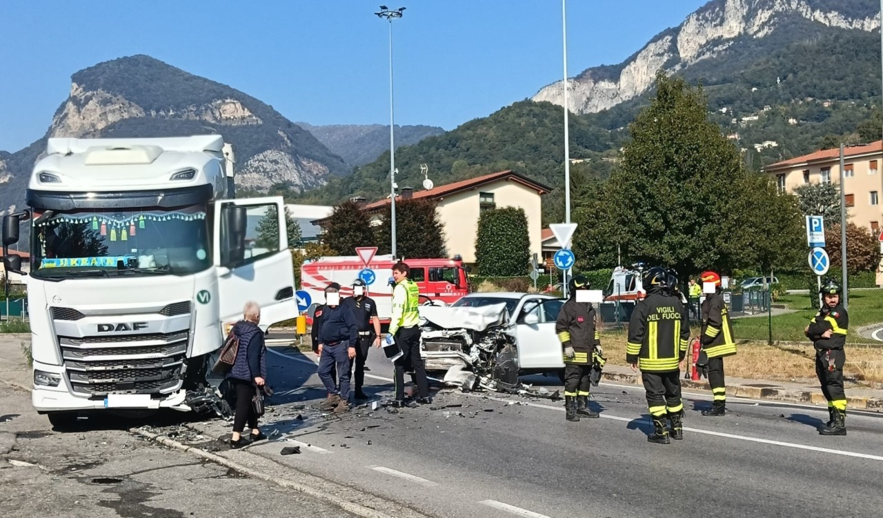 Pauroso Schianto tra auto e camion a Calolziocorte