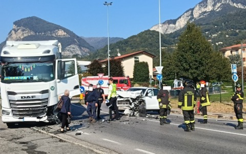 Pauroso Schianto tra auto e camion a Calolziocorte