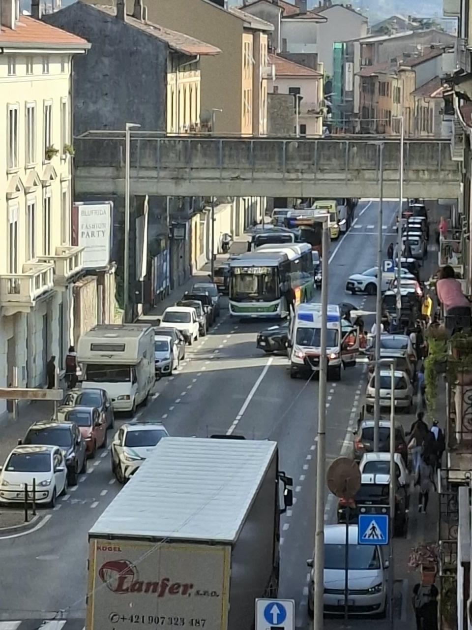 Scontro auto moto in corso Martiri a Lecco: un ferito e traffico in tilt a Pescarenico