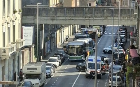 Scontro auto moto in corso Martiri a Lecco: un ferito e traffico in tilt a Pescarenico
