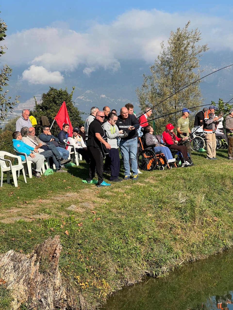 Cento ragazzi al laghetto di Dolzago per la gara di pesca dei Giochi di LiberEtà