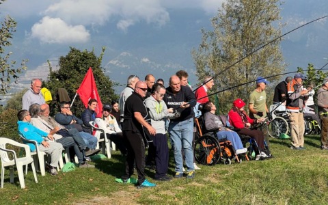 Cento ragazzi al laghetto di Dolzago per la gara di pesca dei Giochi di LiberEtà
