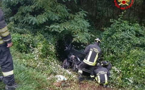 Scontro tra auto, intervento dei Vigili del fuoco
