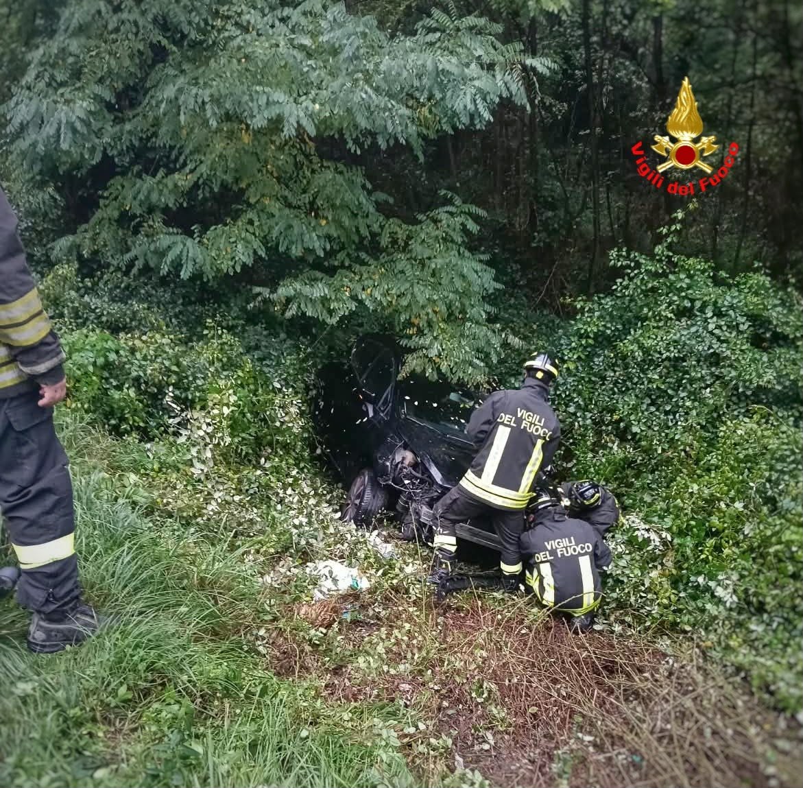 Scontro tra auto, intervento dei Vigili del fuoco