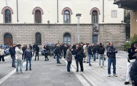Lecco, in piazza ci sono gli “anti maranza” ma la città resta blindata: agenti in tenuta anti sommossa e negozi chiusi