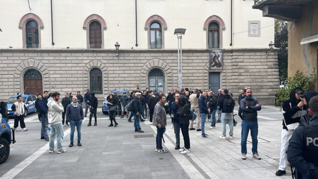 Lecco, in piazza ci sono gli “anti maranza” ma la città resta blindata: agenti in tenuta anti sommossa e negozi chiusi
