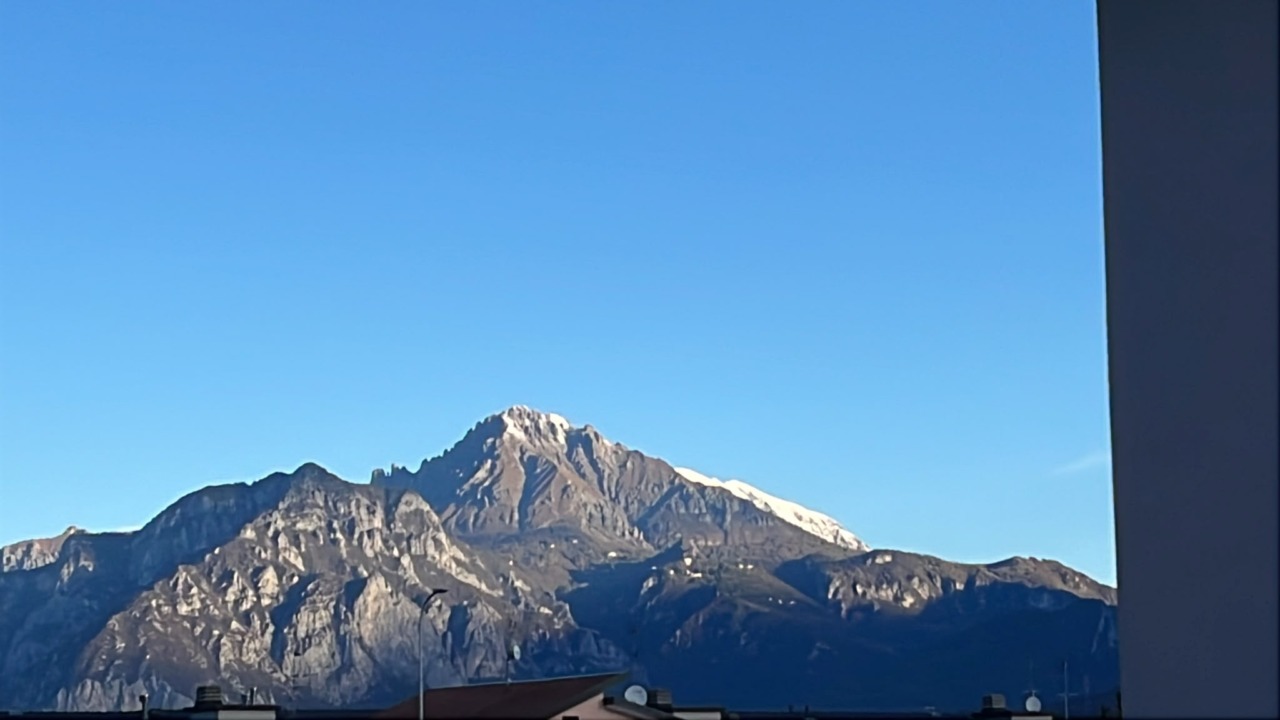 Lecco si sveglia con la prima neve sulle Grigne: l’inverno si avvicina
