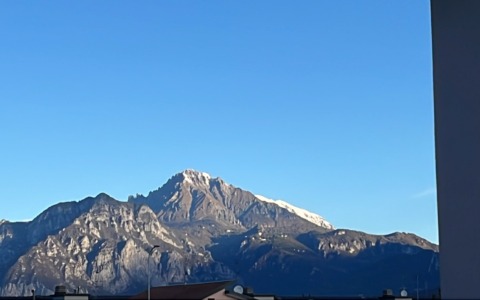 Lecco si sveglia con la prima neve sulle Grigne: l’inverno si avvicina