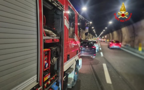 Tre incidenti stradali nella notte: intervento dei Vigili del fuoco