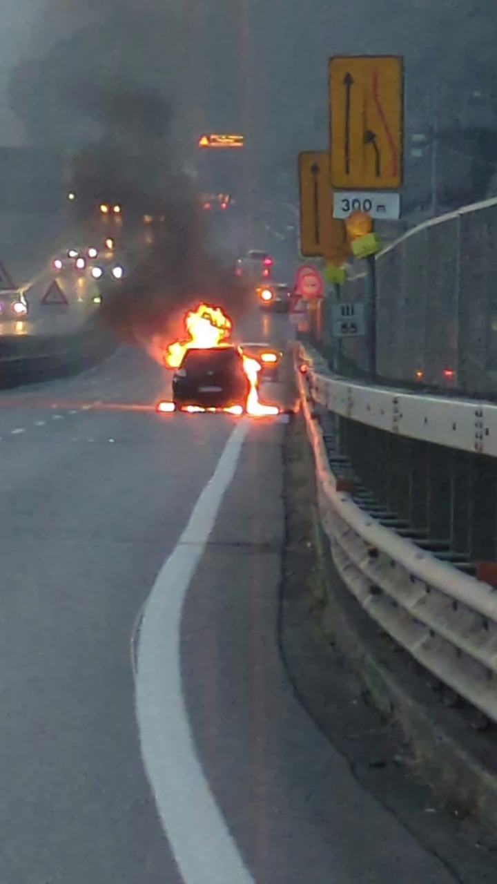 Auto in fiamme all’uscita del tunnel San Martino: soccorsi in azione sulla Statale 36