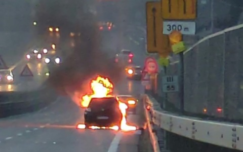 Auto in fiamme all’uscita del tunnel San Martino: soccorsi in azione sulla Statale 36
