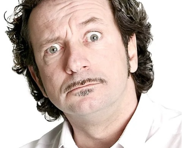 Il comico Claudio Batta sul palco per beneficenza ad Airuno
