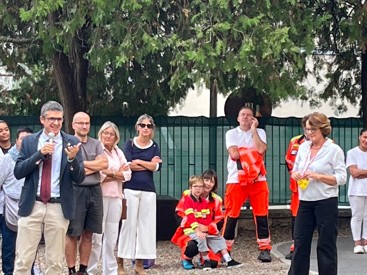 Pescarenico ha un cuore generoso: dalla raccolta della scuola arriva un nuovo defibrillatore