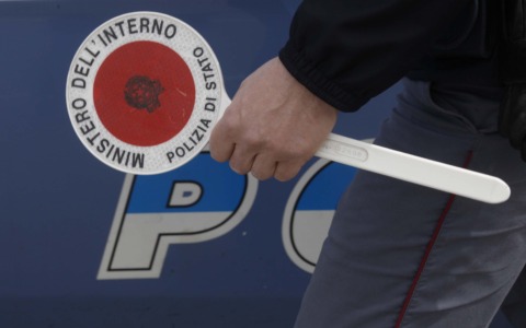 Trasporta droga in auto, non si ferma all’Alt e si dà alla fuga: arrestato dalla Polizia stradale di Lecco