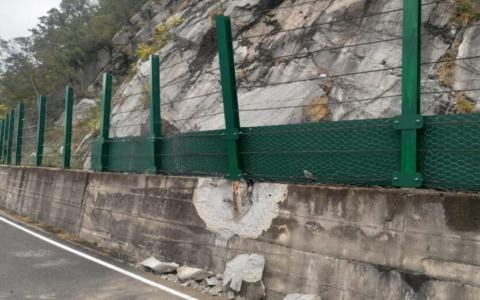 Rocce sulla Sp 72, senso unico alternato a Perledo