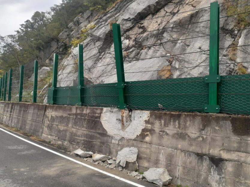 Rocce sulla Sp 72, senso unico alternato a Perledo